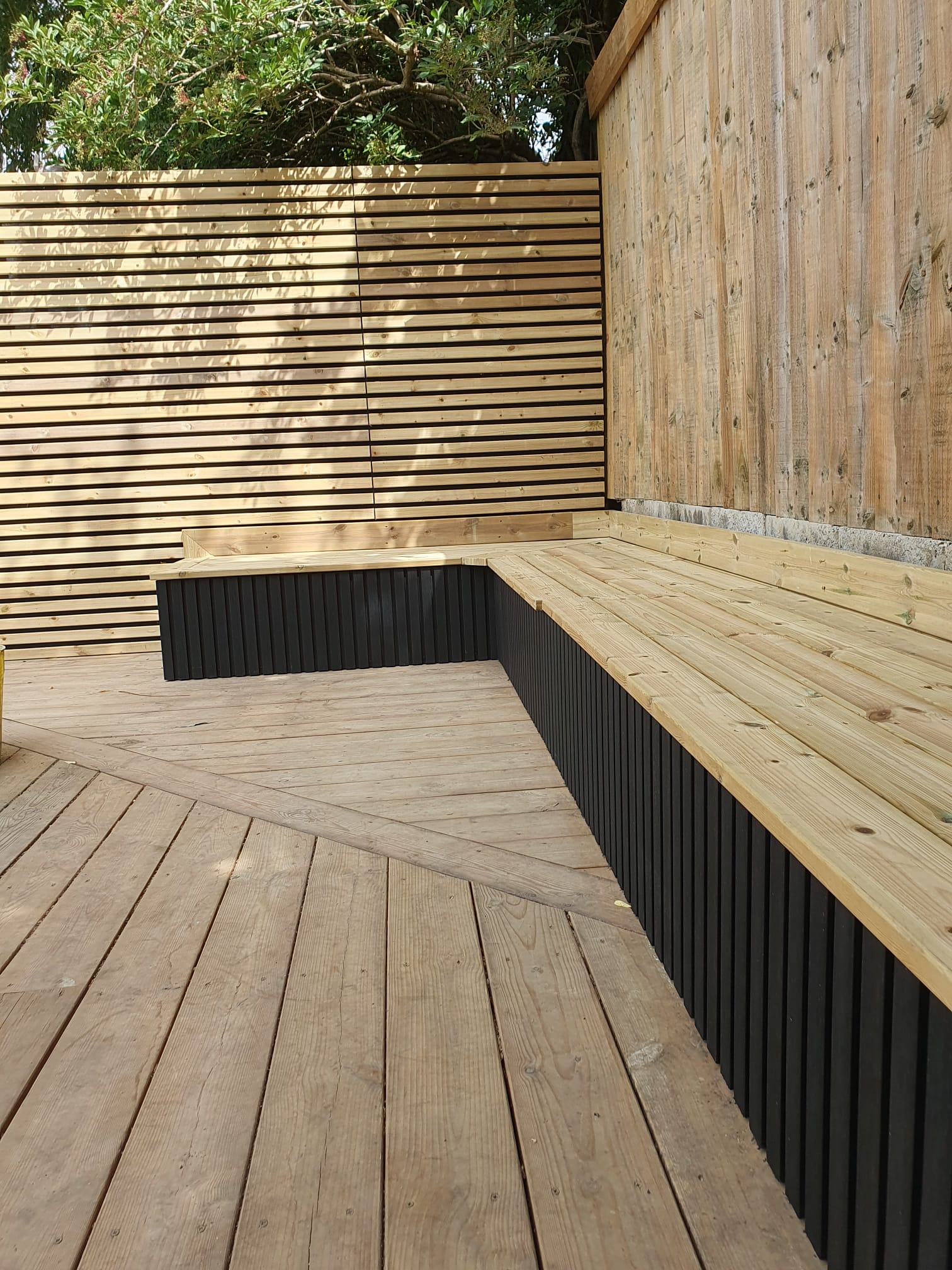 Timber deck with built-in bench seating and slatted privacy screen
